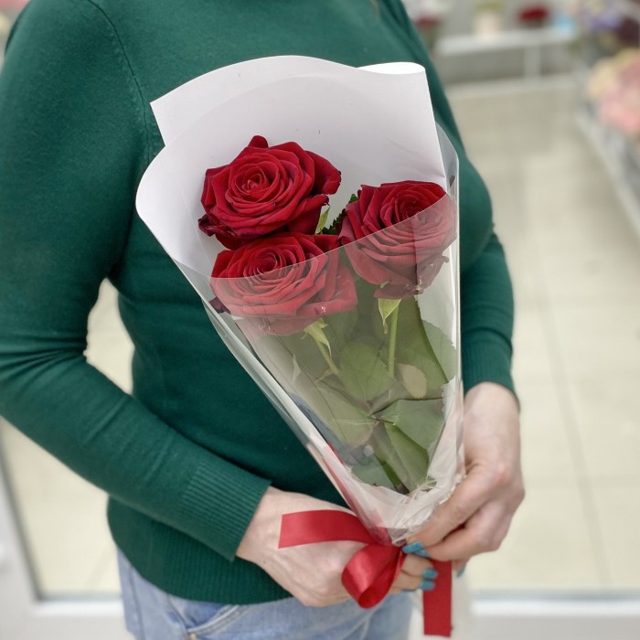 3 высокие красные розы